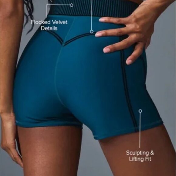 Alo Yoga Airlift Line Up Sport Bra and shorts set S - Picture 3 of 3